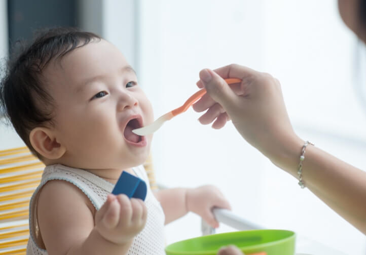 食事する赤ちゃん
